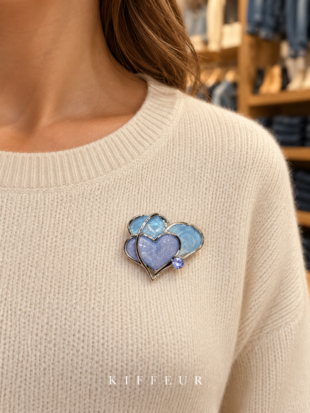 Broche aimantée Cœurs bleus portée sur un pull – KIFFEUR