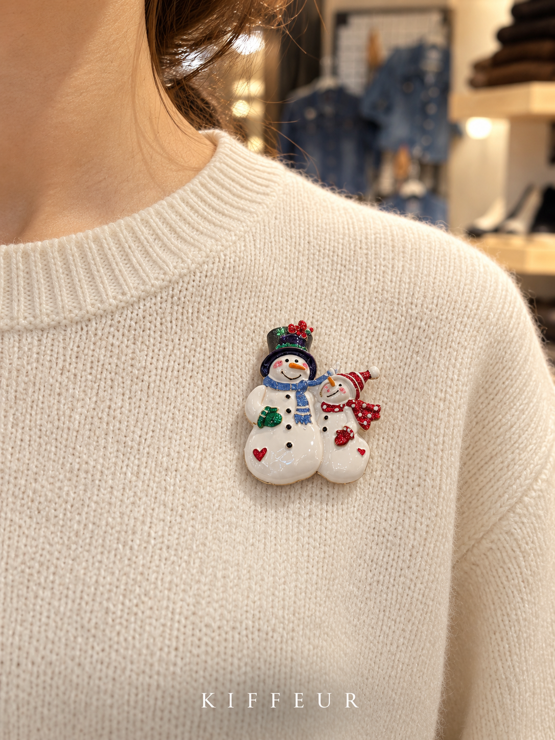 Broche aimantée Duo de bonshommes de neige portée sur un pull – KIFFEUR
