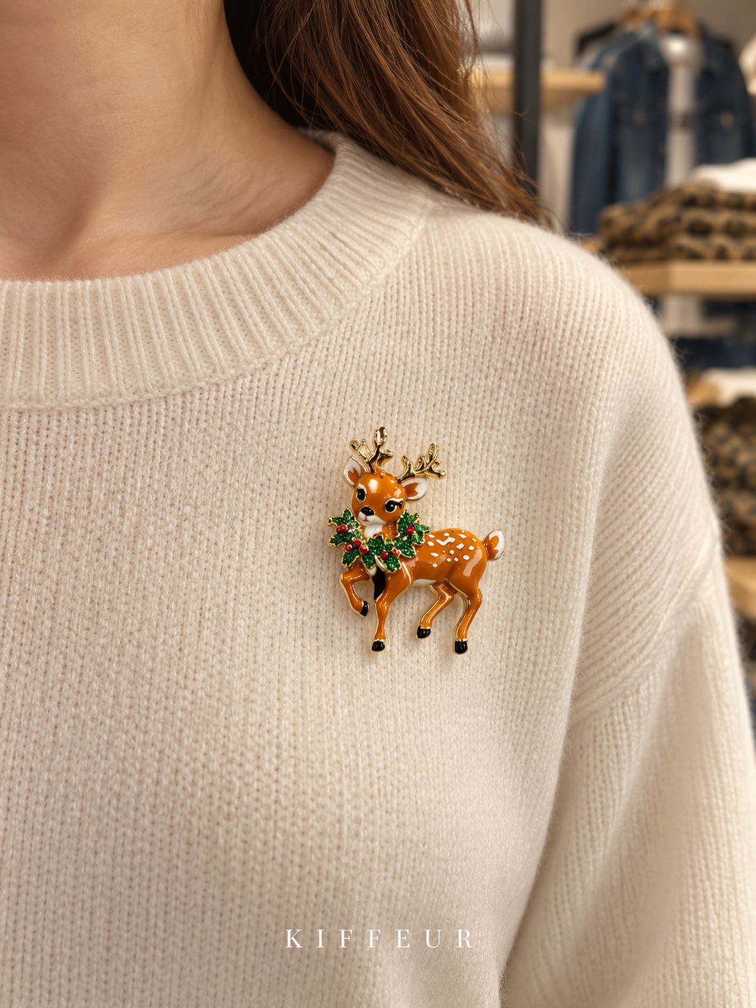 Broche aimantée Faon de Noël portée sur un pull – KIFFEUR