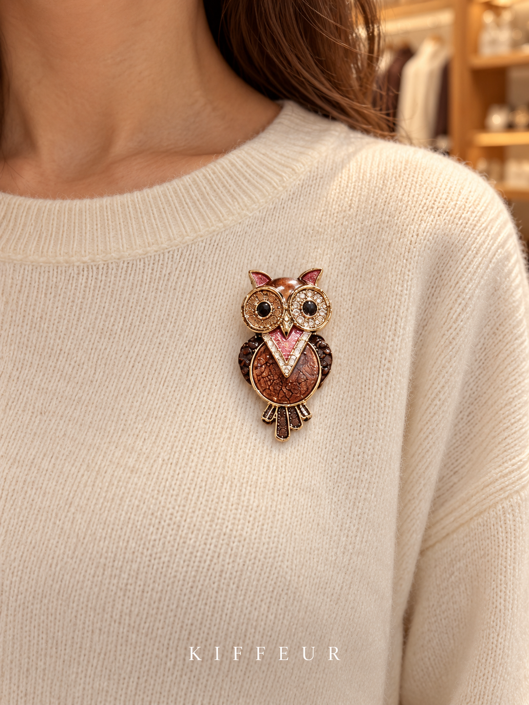 Broche aimantée Hibou brun portée sur un pull – KIFFEUR