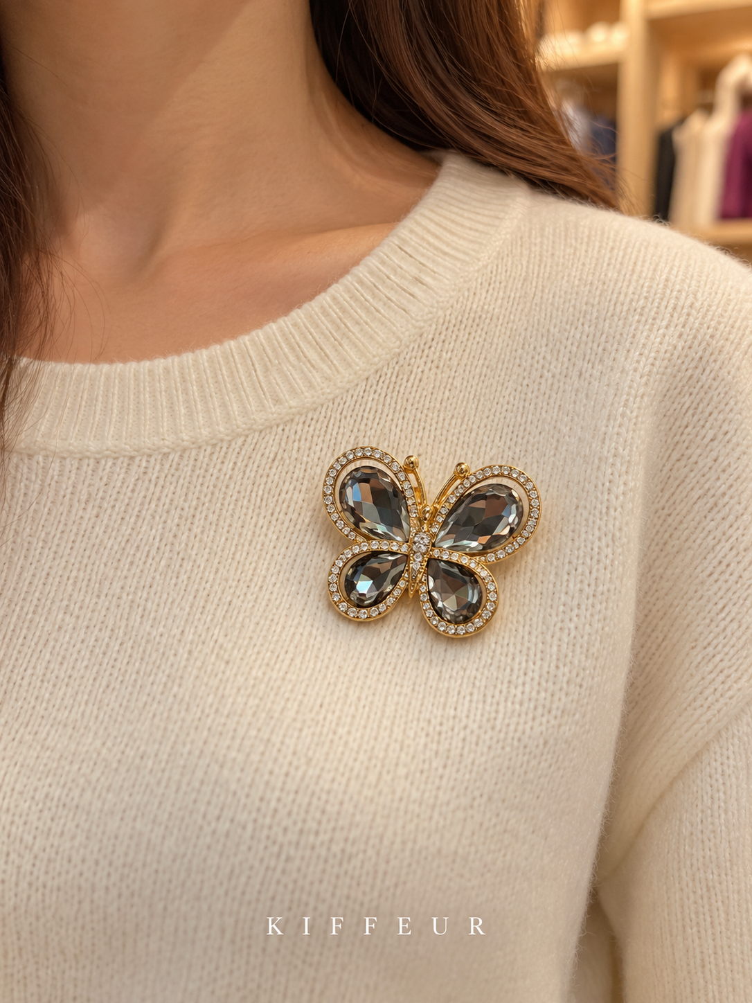 Broche aimantée Cristaux – Doré fumé portée sur un pull – KIFFEUR
