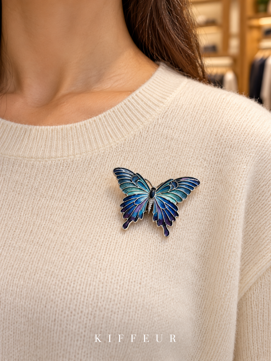 Broche aimantée Ailes colorées – Bleu portée sur un pull – KIFFEUR