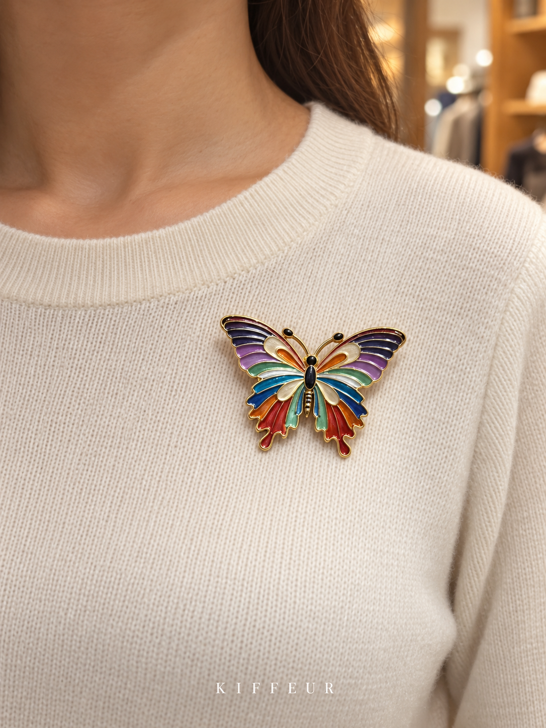 Broche aimantée Ailes colorées – Multicolore portée sur un pull – KIFFEUR