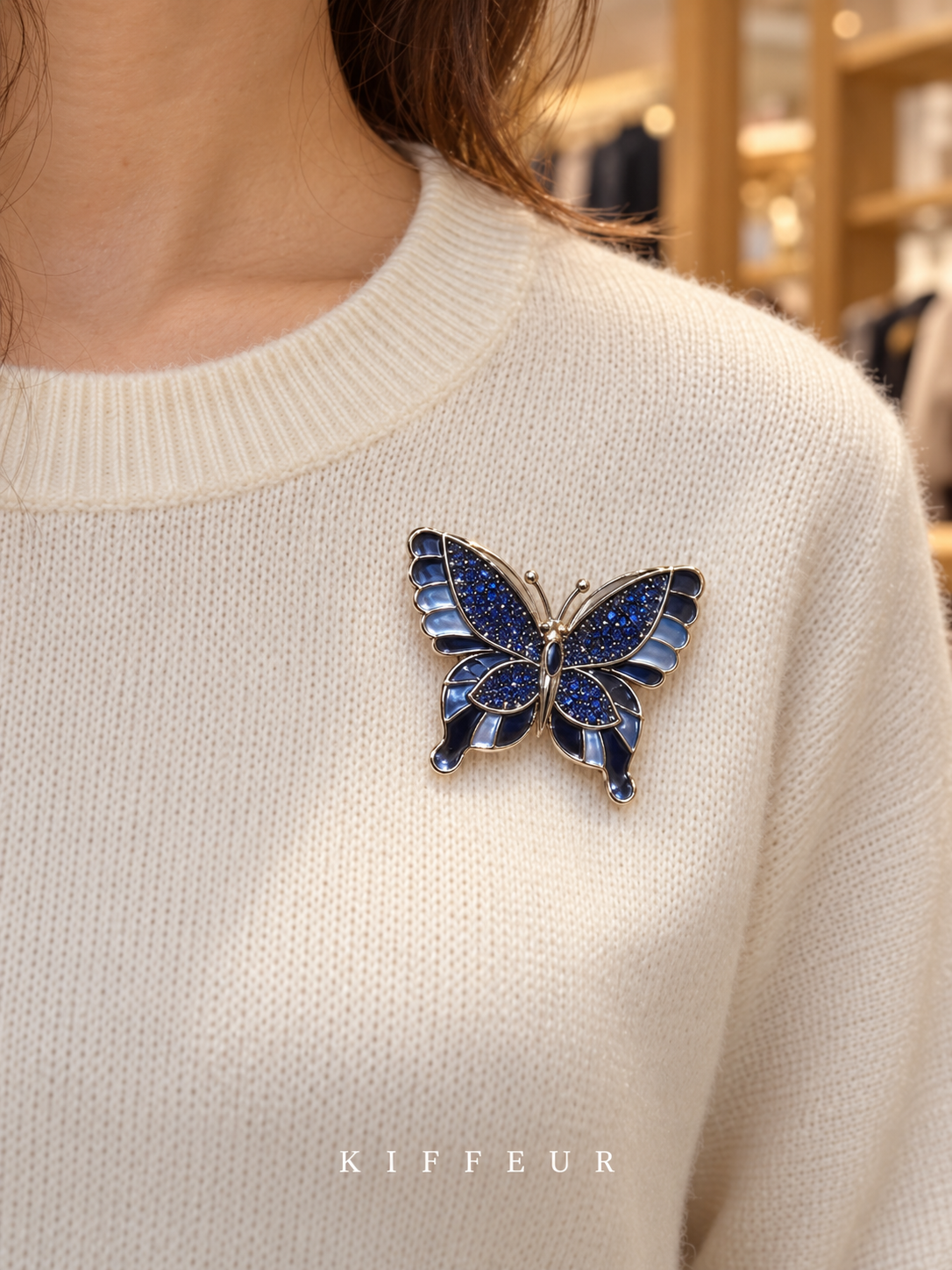 Broche aimantée Ailes scintillantes – Bleu portée sur un pull – KIFFEUR