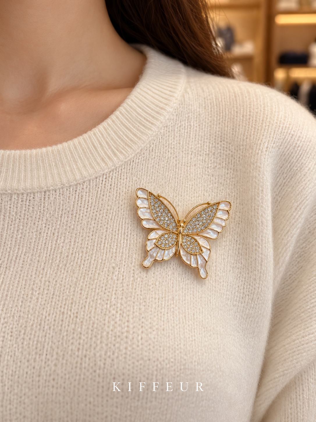 Broche aimantée Ailes scintillantes – Ivoire portée sur un pull – KIFFEUR
