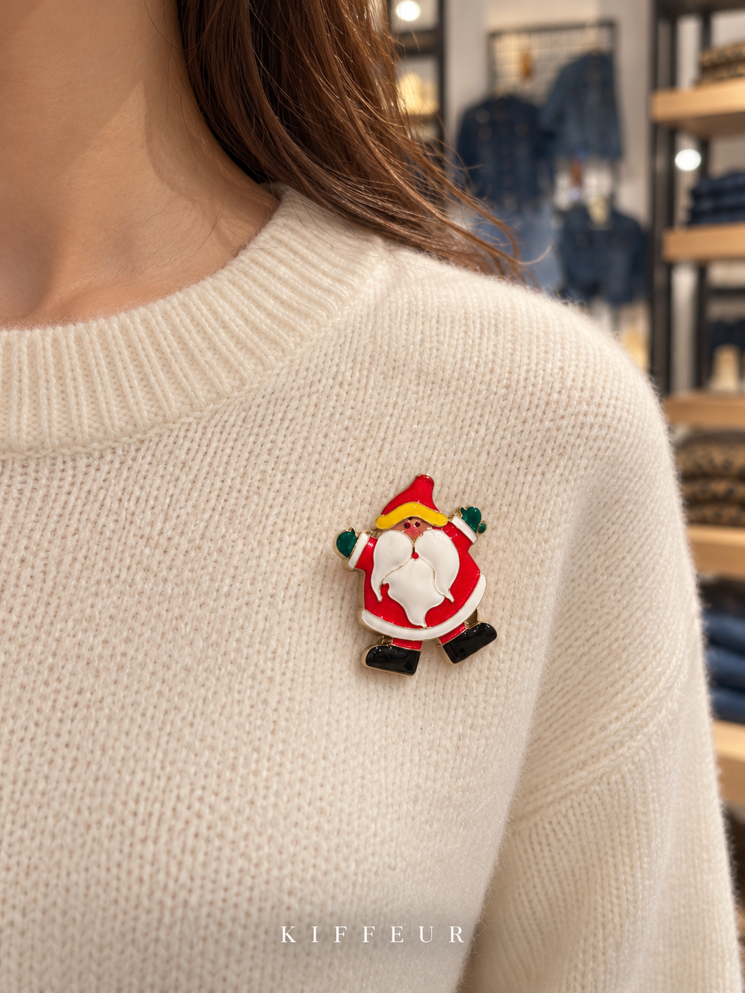 Broche aimantée Père Noël rond portée sur un pull – KIFFEUR