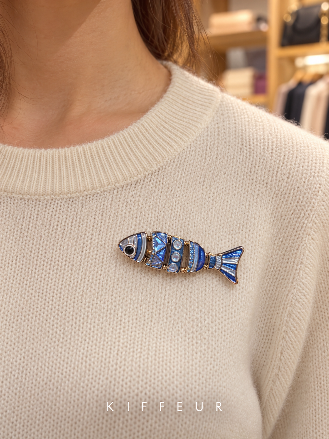 Broche aimantée Poisson articulé – Bleu portée sur un pull – KIFFEUR