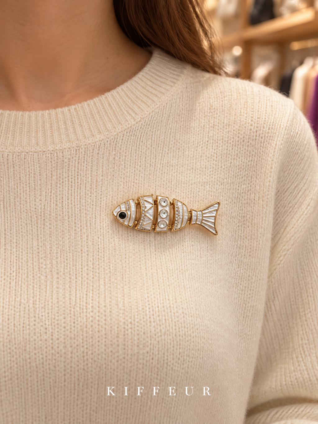 Broche aimantée Poisson articulé – Ivoire portée sur un pull – KIFFEUR