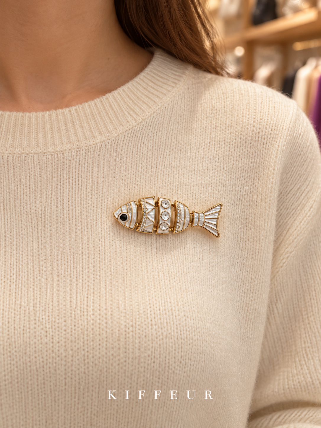 Broche aimantée Poisson articulé – Ivoire portée sur un pull – KIFFEUR
