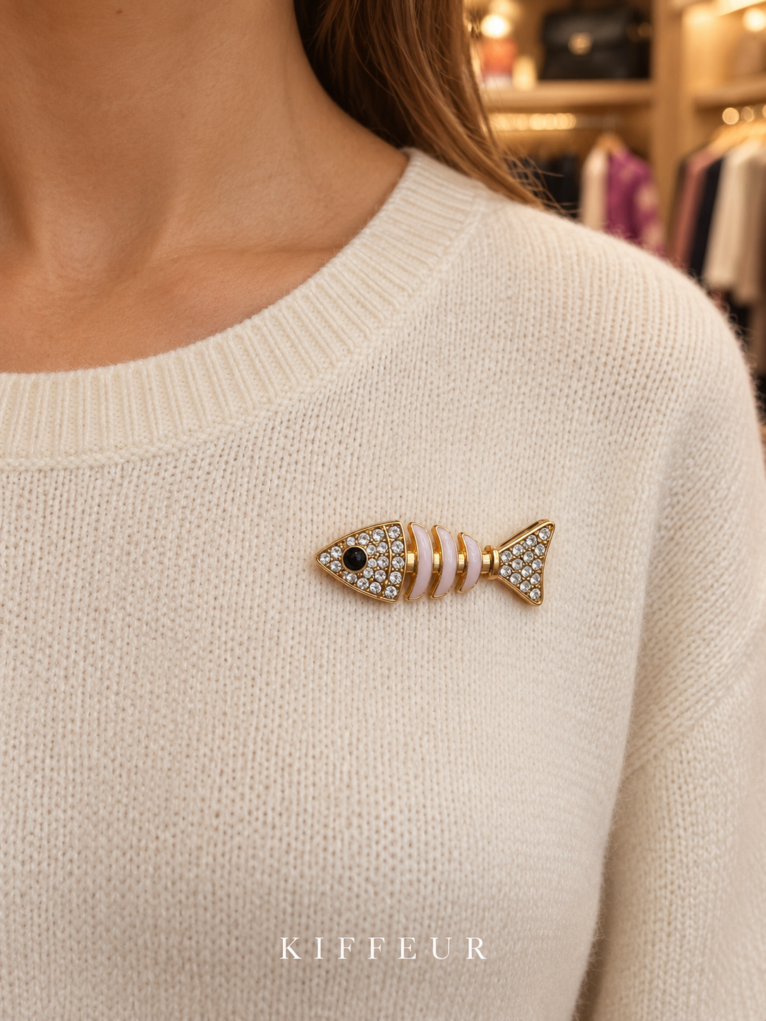 Broche aimantée Poisson arête à strass portée sur un pull – KIFFEUR