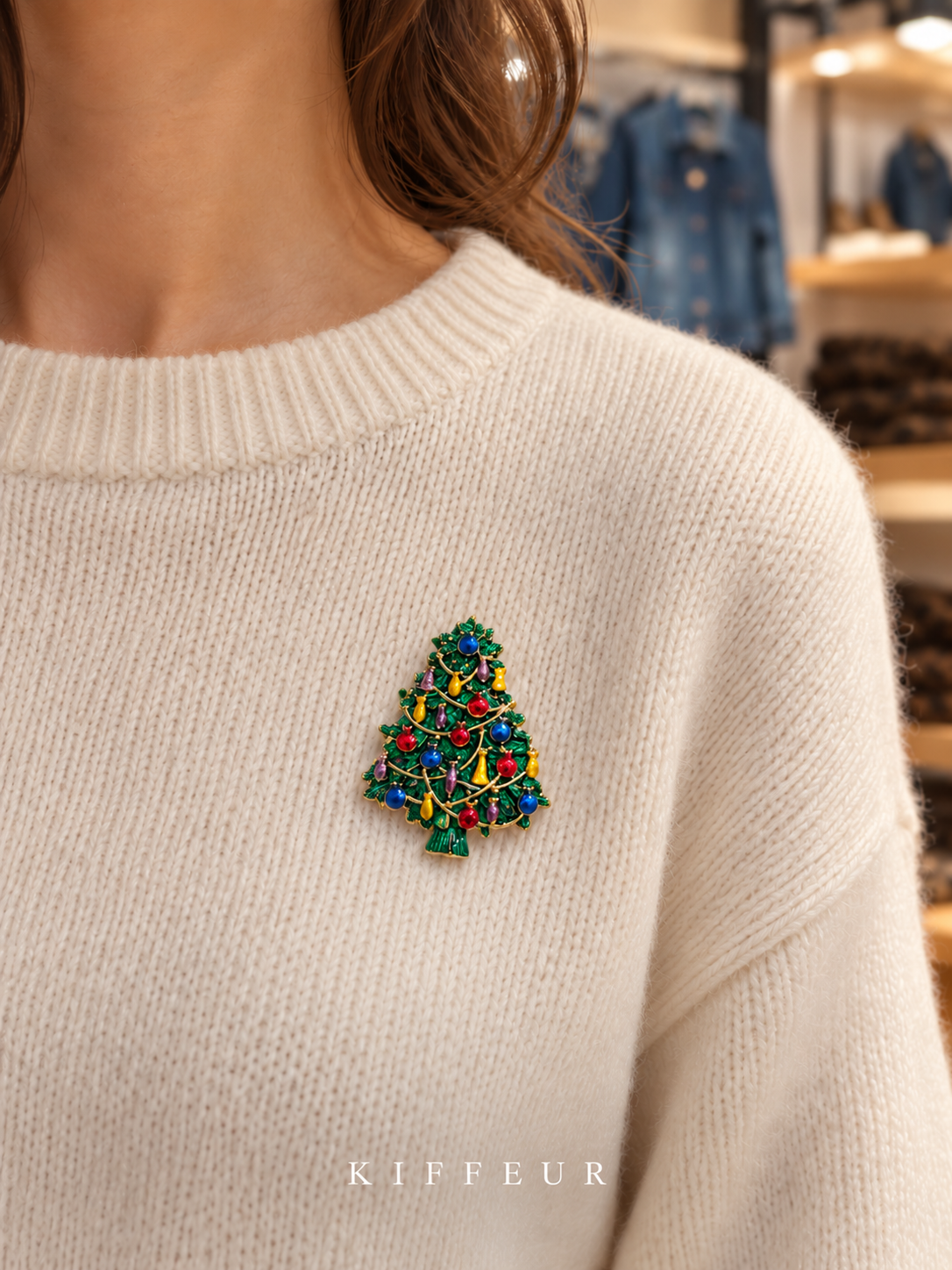 Broche aimantée Sapin décoré portée sur un pull – KIFFEUR