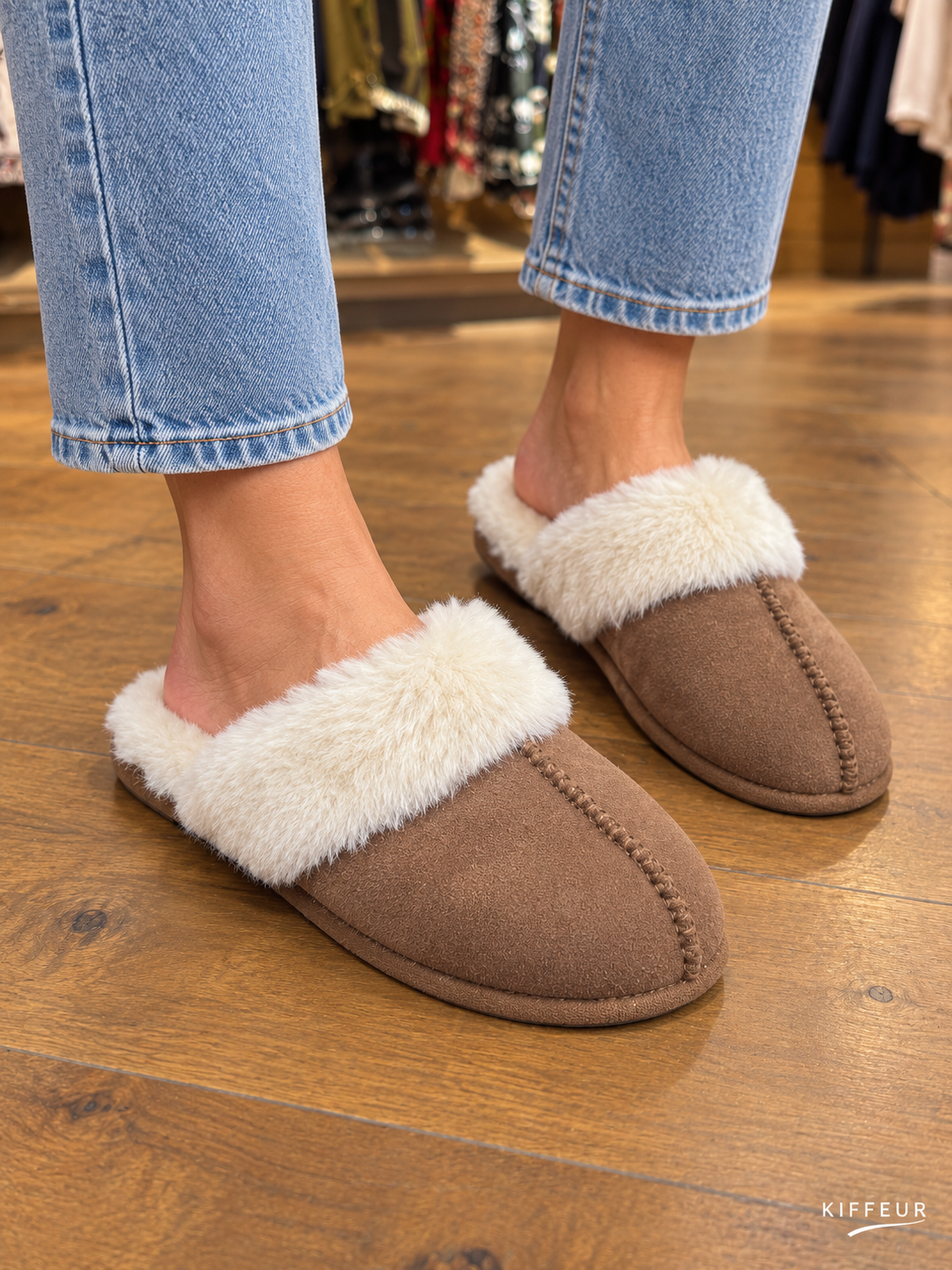 Chaussons à revers fourré portés – Marron