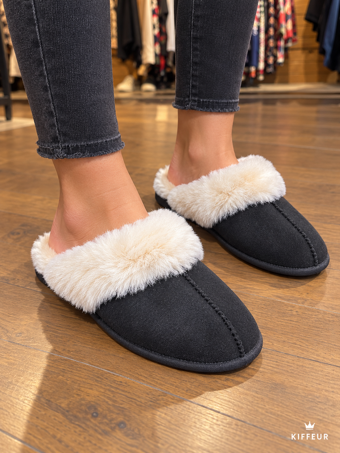 Chaussons à revers fourré portés – Noir