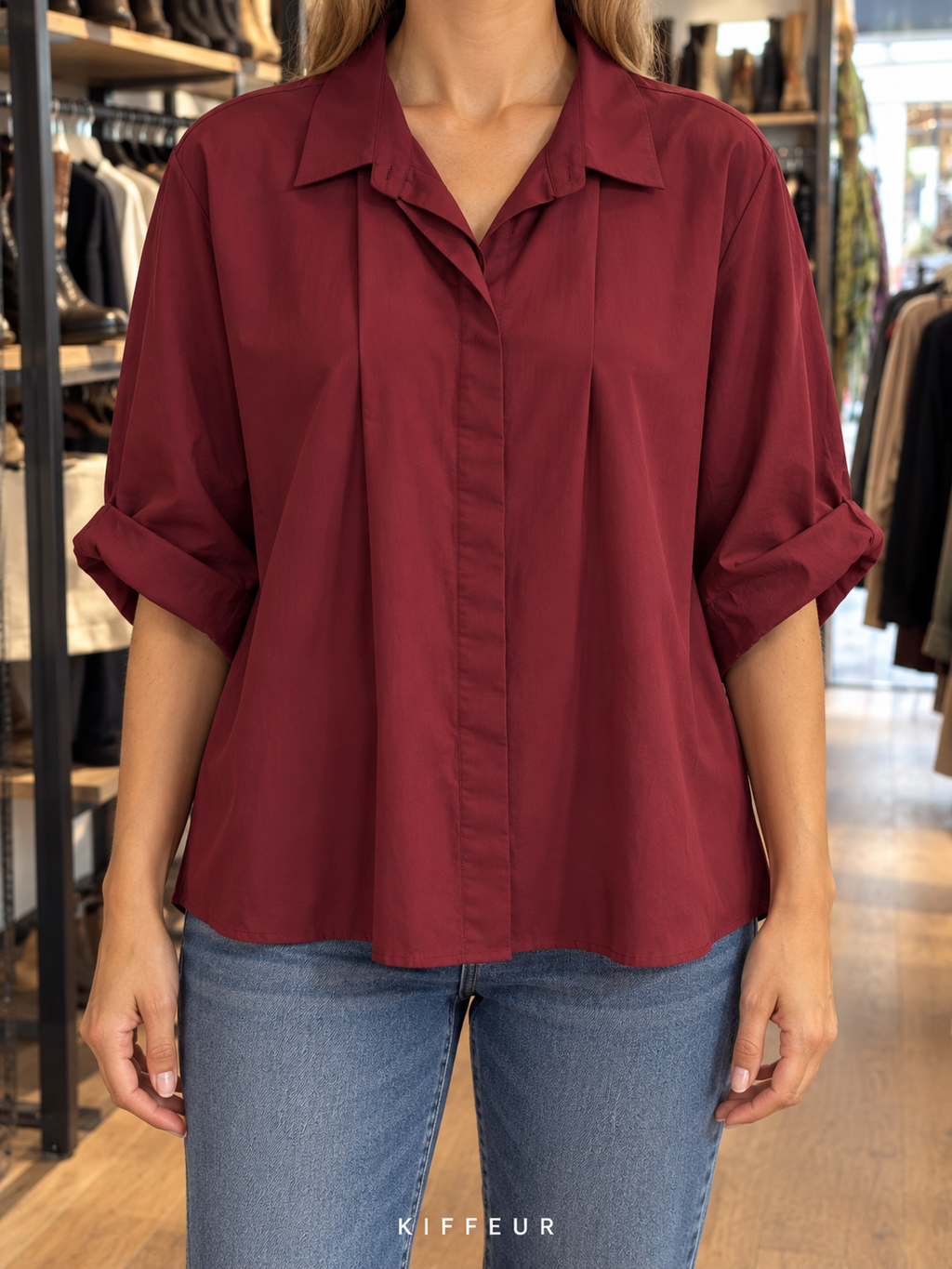 Chemise ample bordeaux à plis devant, portée de face en boutique KIFFEUR