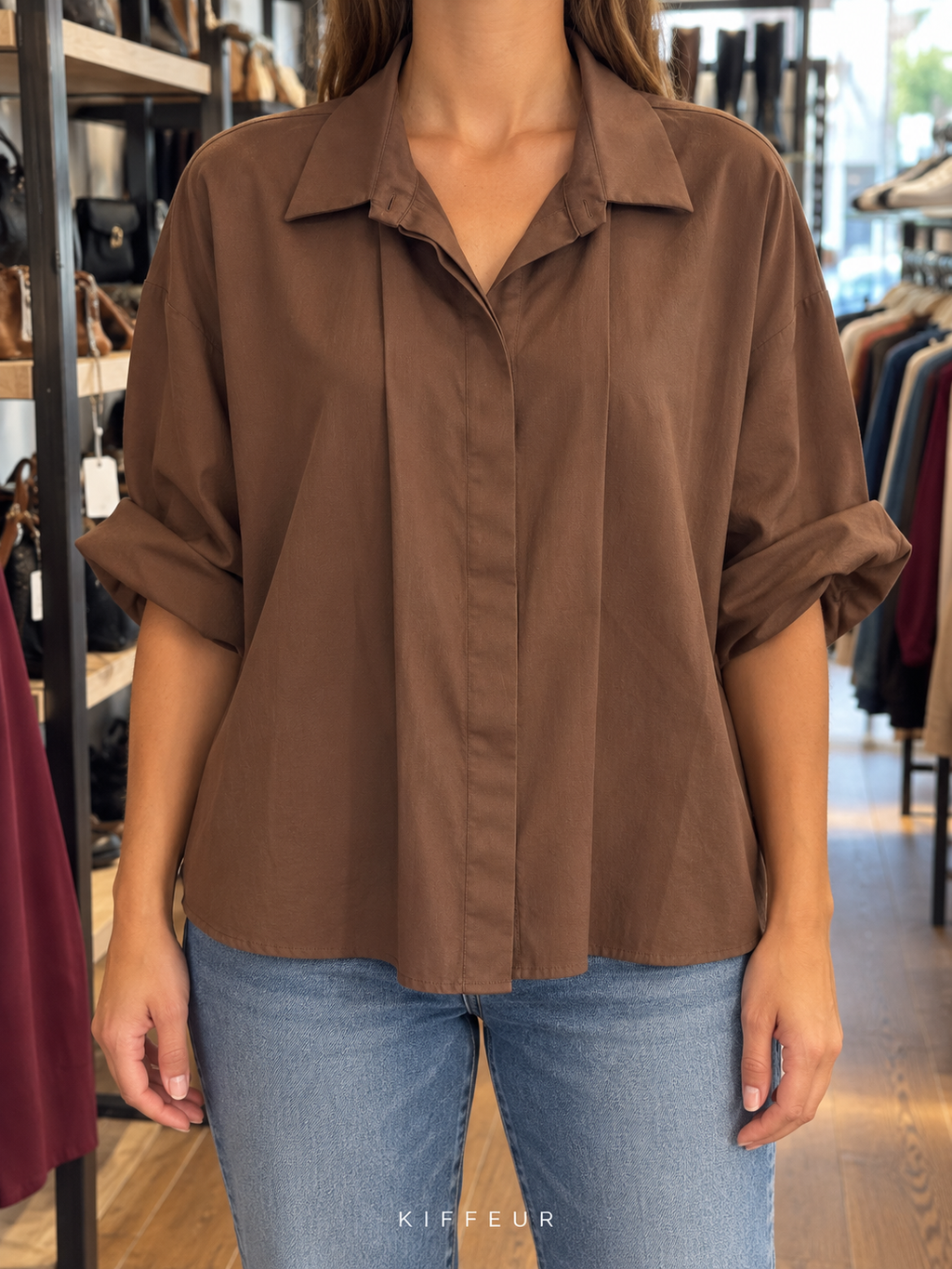 Chemise ample marron à plis devant, portée de face en boutique KIFFEUR