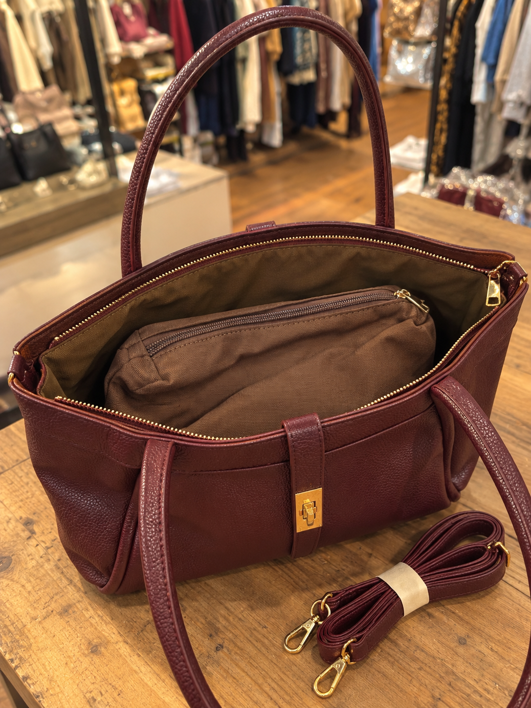Intérieur du grand sac cabas bordeaux avec fermeture éclair et pochette zippée – KIFFEUR