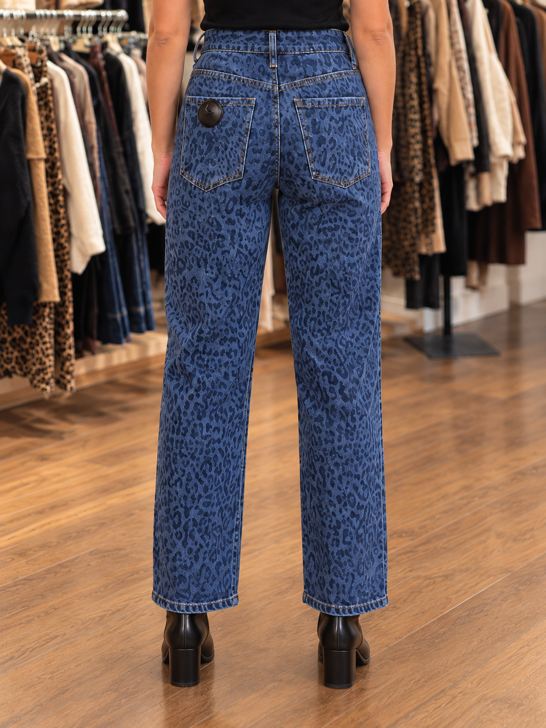 Jean droit bleu imprimé léopard — vue de dos rapprochée en boutique