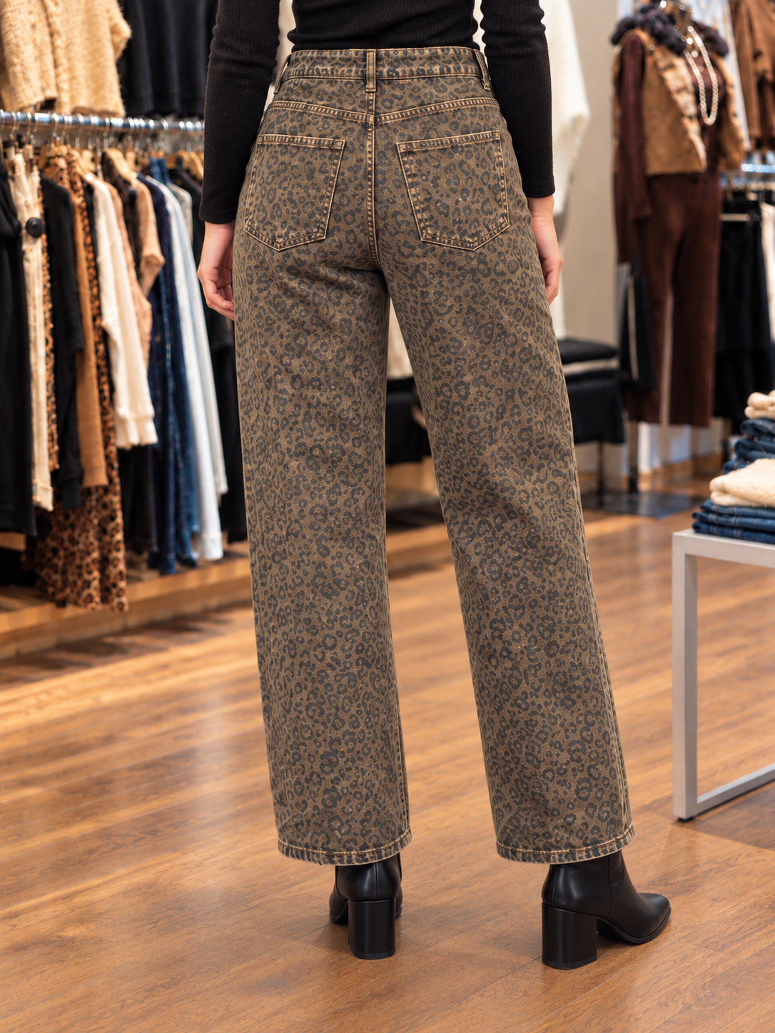 Jean large kaki à imprimé léopard — vue de dos rapprochée en boutique