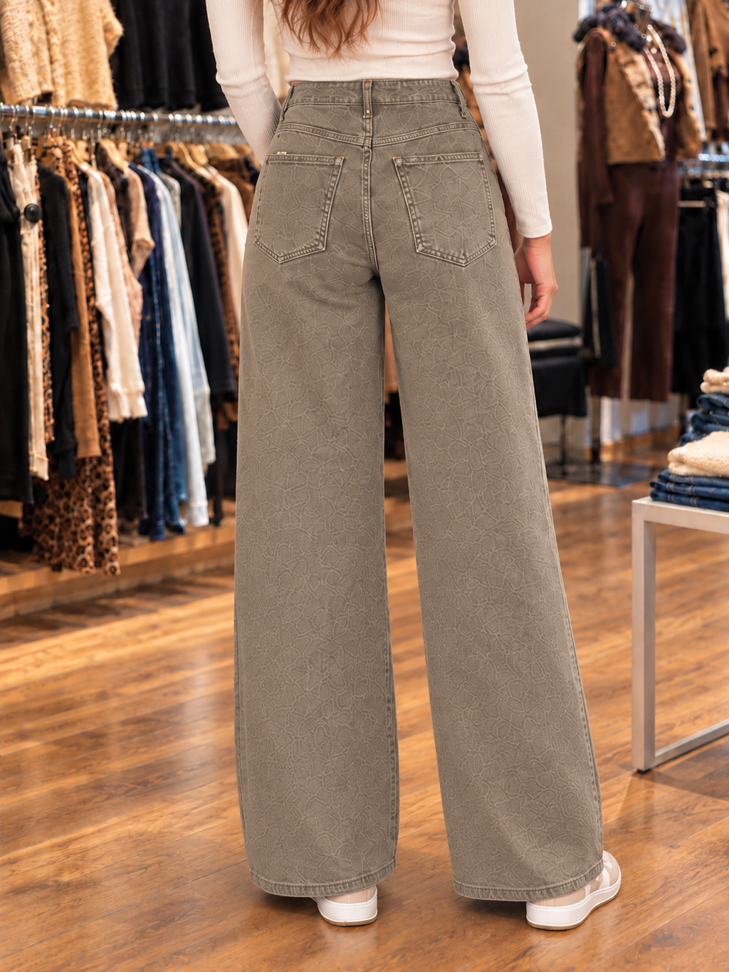 Jean wide leg kaki délavé femme taille haute — vue de dos rapprochée en boutique