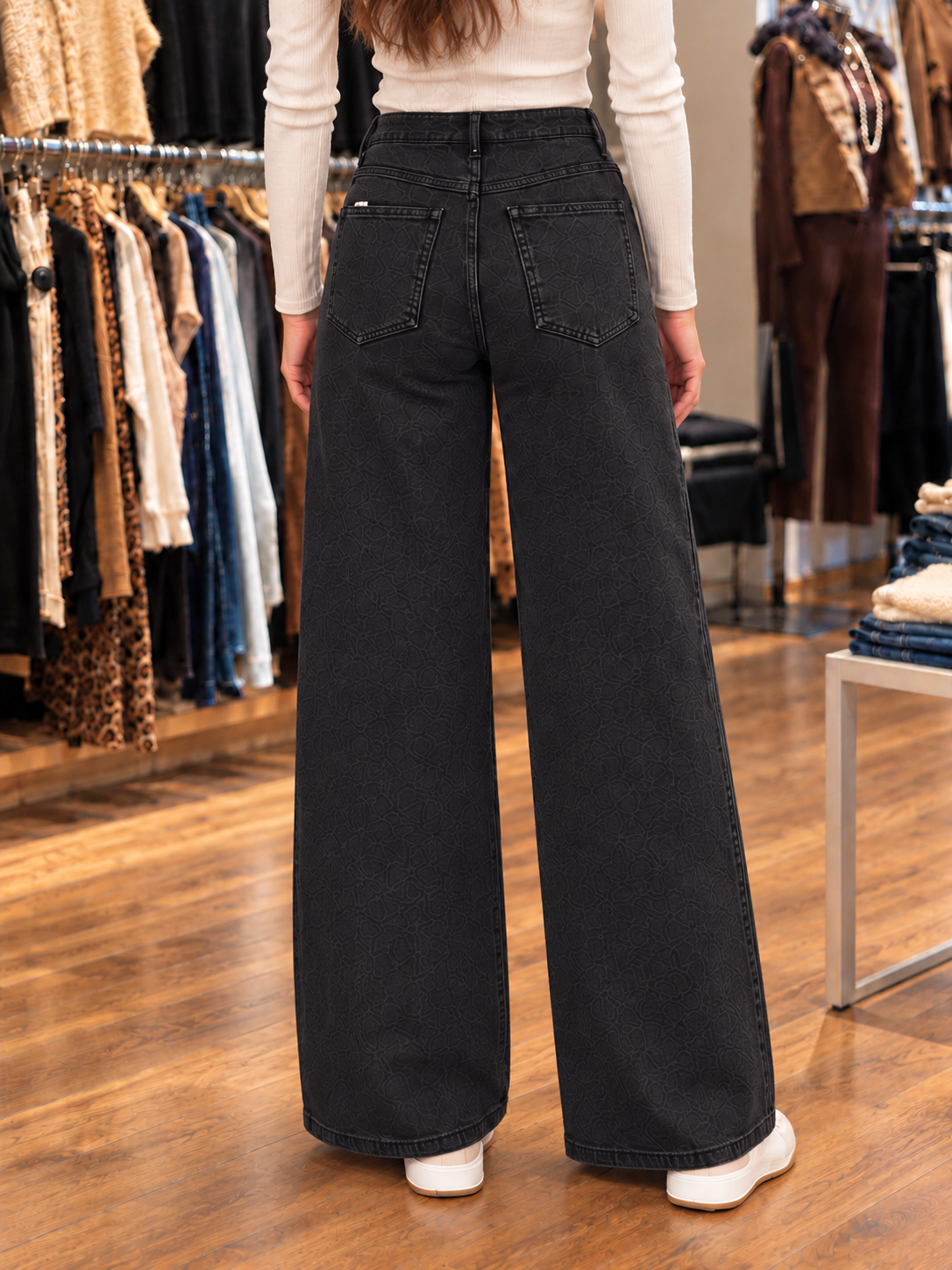 Jean wide leg noir femme taille haute — vue de dos rapprochée en boutique
