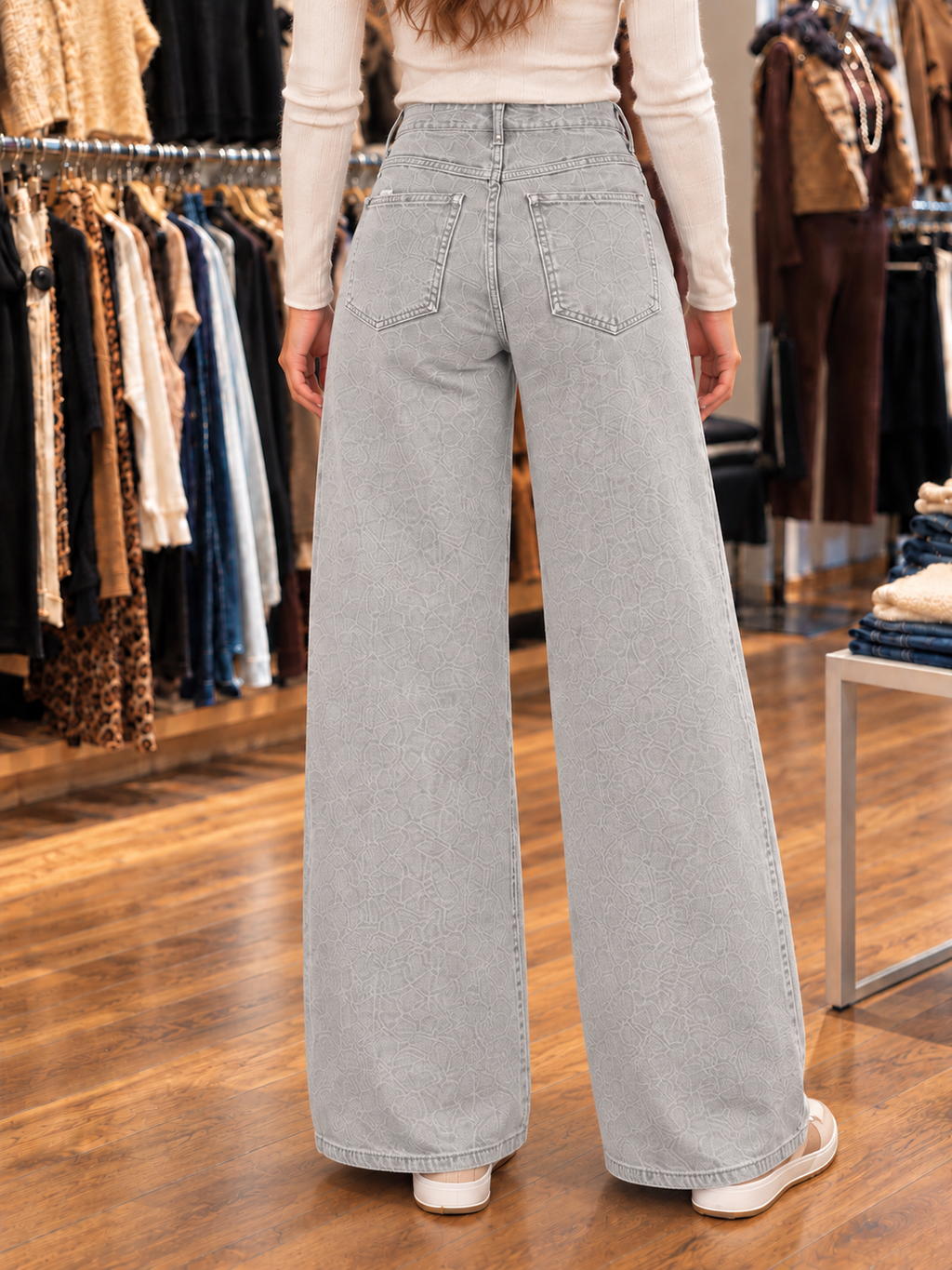 Jean wide leg gris clair femme taille haute — vue de dos rapprochée en boutique