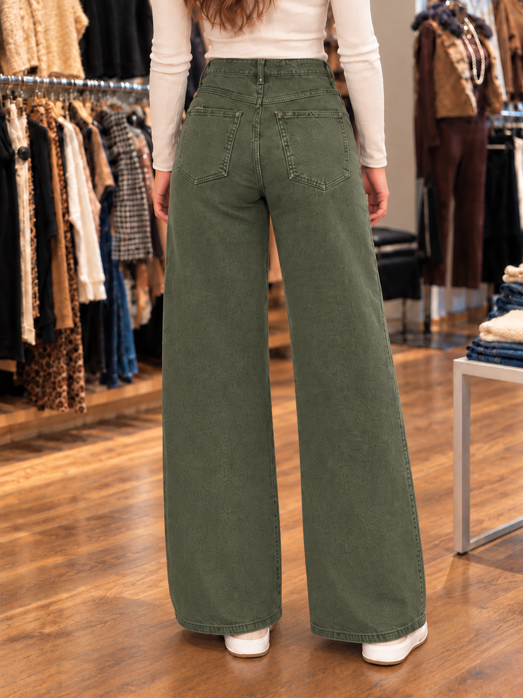 Jean wide leg vert femme taille haute — vue de dos rapprochée en boutique
