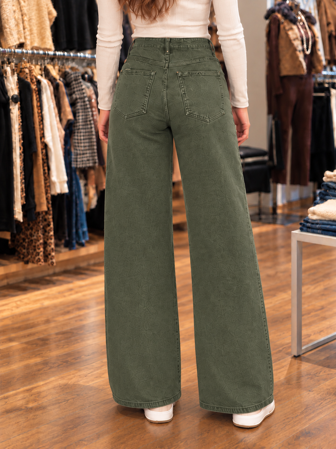 Jean wide leg vert femme taille haute — vue de dos rapprochée en boutique