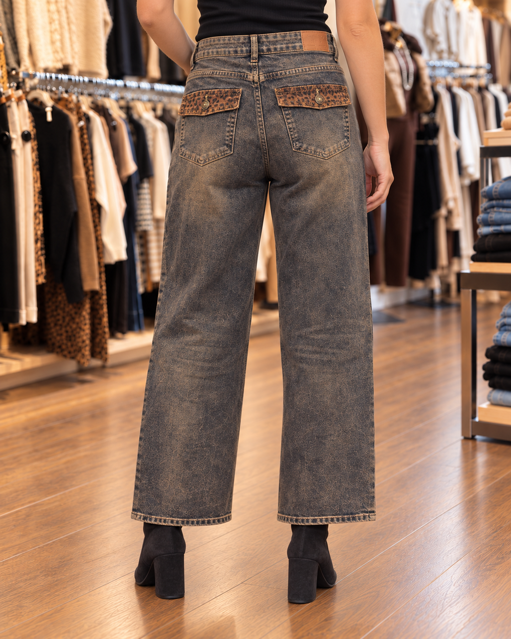 Jean wide leg marron délavé avec rabats léopard – vue de dos