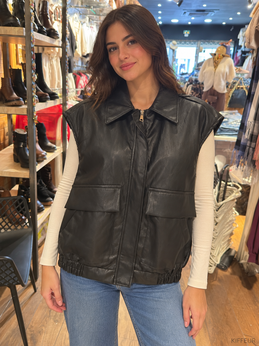 Gilet sans manches effet cuir noir porté dans la boutique KIFFEUR