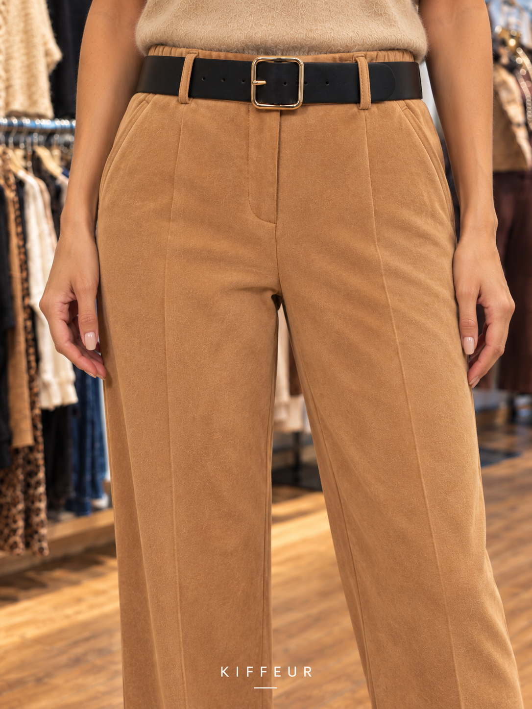 Pantalon camel porté – gros plan matière et ceinture – KIFFEUR