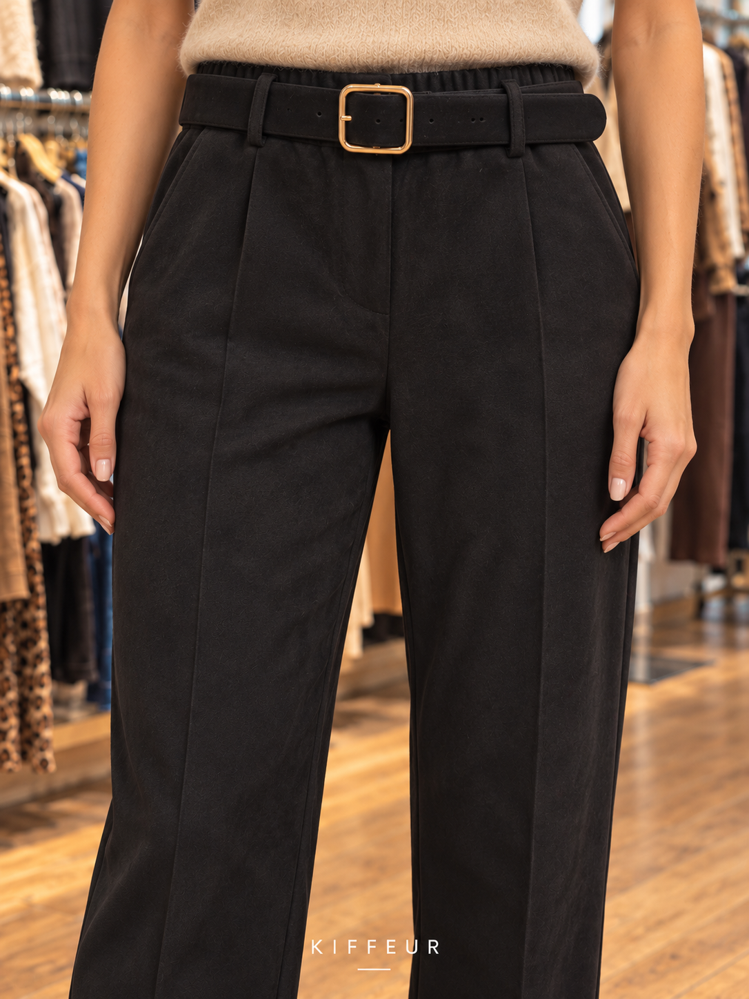 Pantalon noir porté en gros plan – KIFFEUR