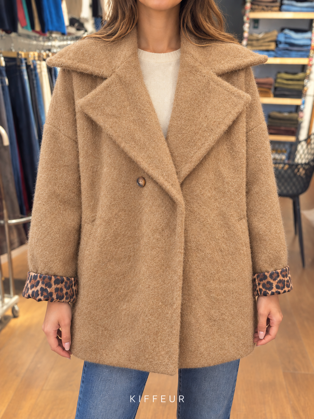 Manteau à grand col et revers léopard porté – Camel