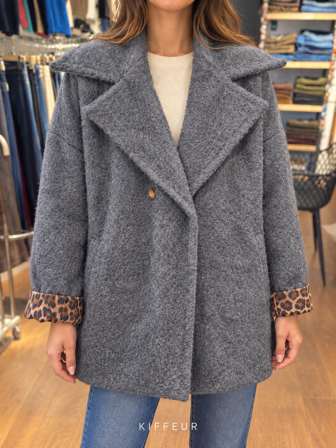 Manteau à grand col et revers léopard porté – Gris