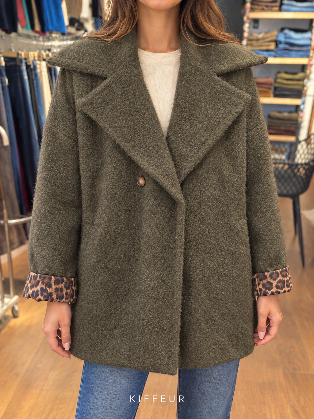 Manteau à grand col et revers léopard porté – Kaki