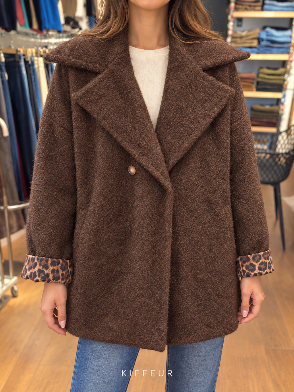 Manteau à grand col et revers léopard porté – Marron
