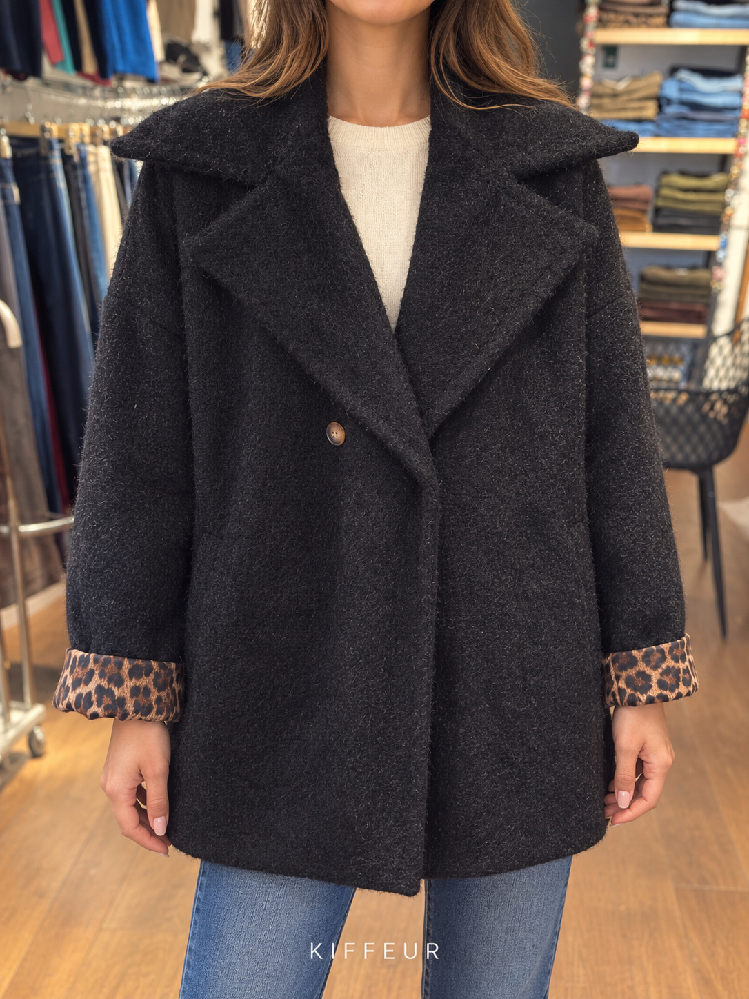 Manteau à grand col et revers léopard porté – Noir