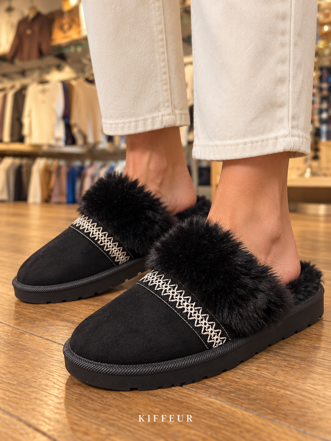 Mules fourrées noires à bord brodé portées – KIFFEUR