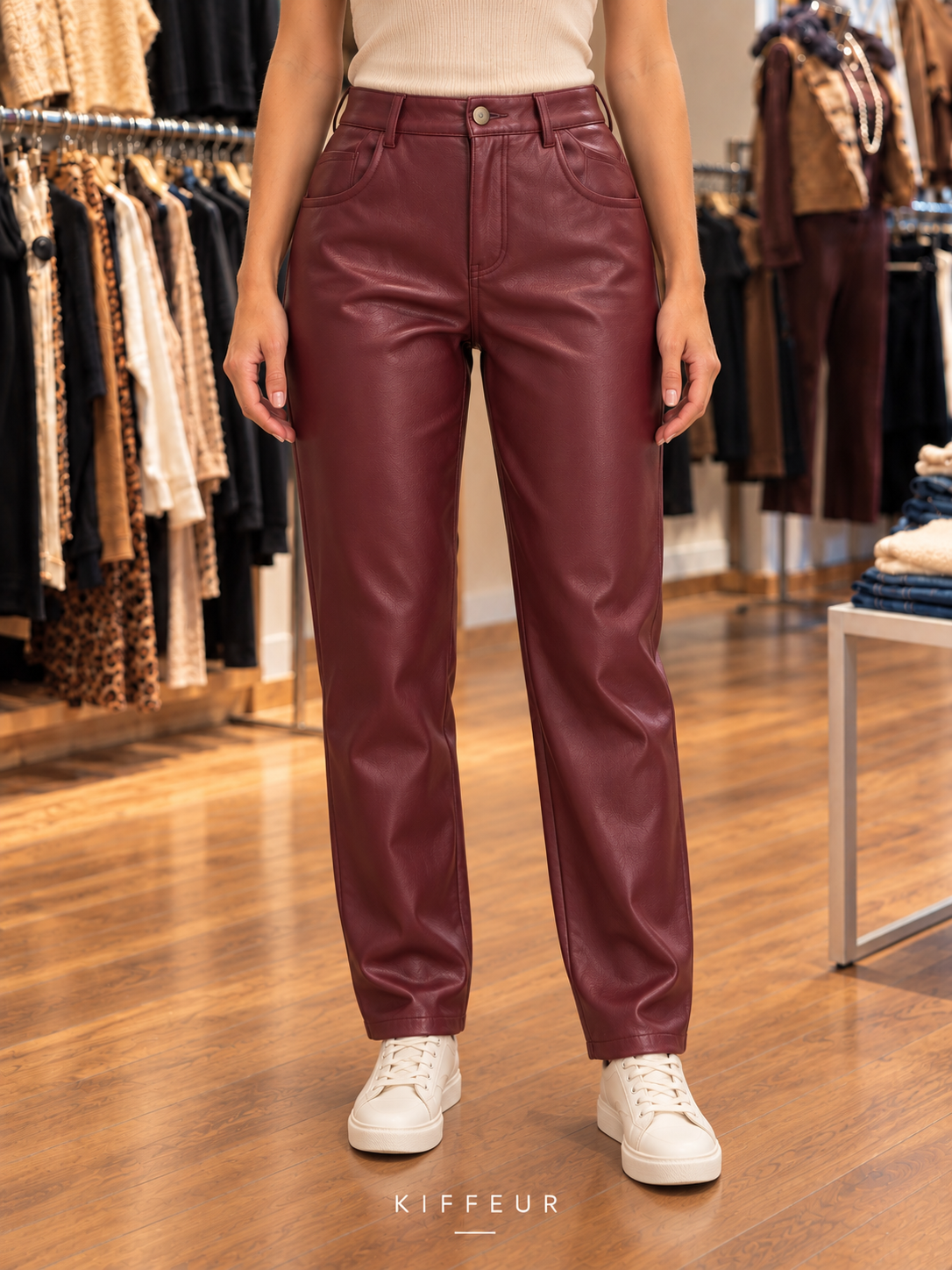 Pantalon effet cuir bordeaux porté en boutique KIFFEUR – vue de face
