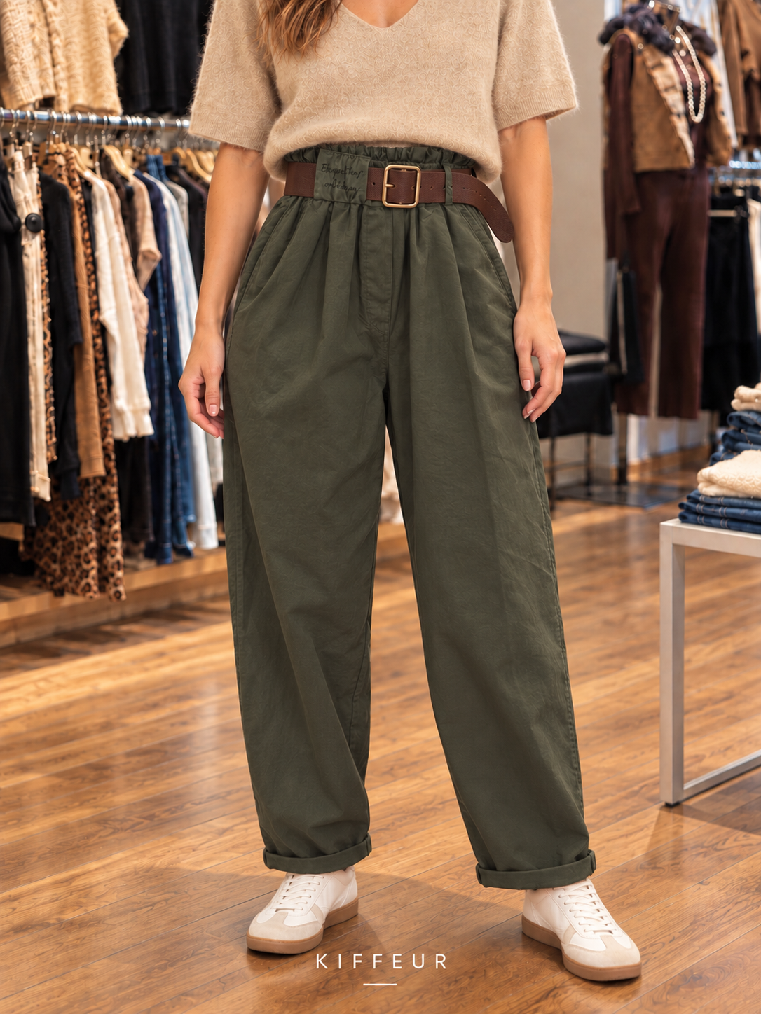 Pantalon Escape kaki porté, cadrage rapproché en boutique