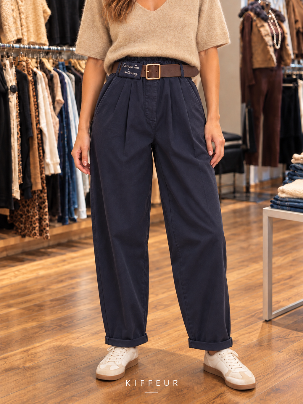 Pantalon Escape marine porté, cadrage rapproché en boutique