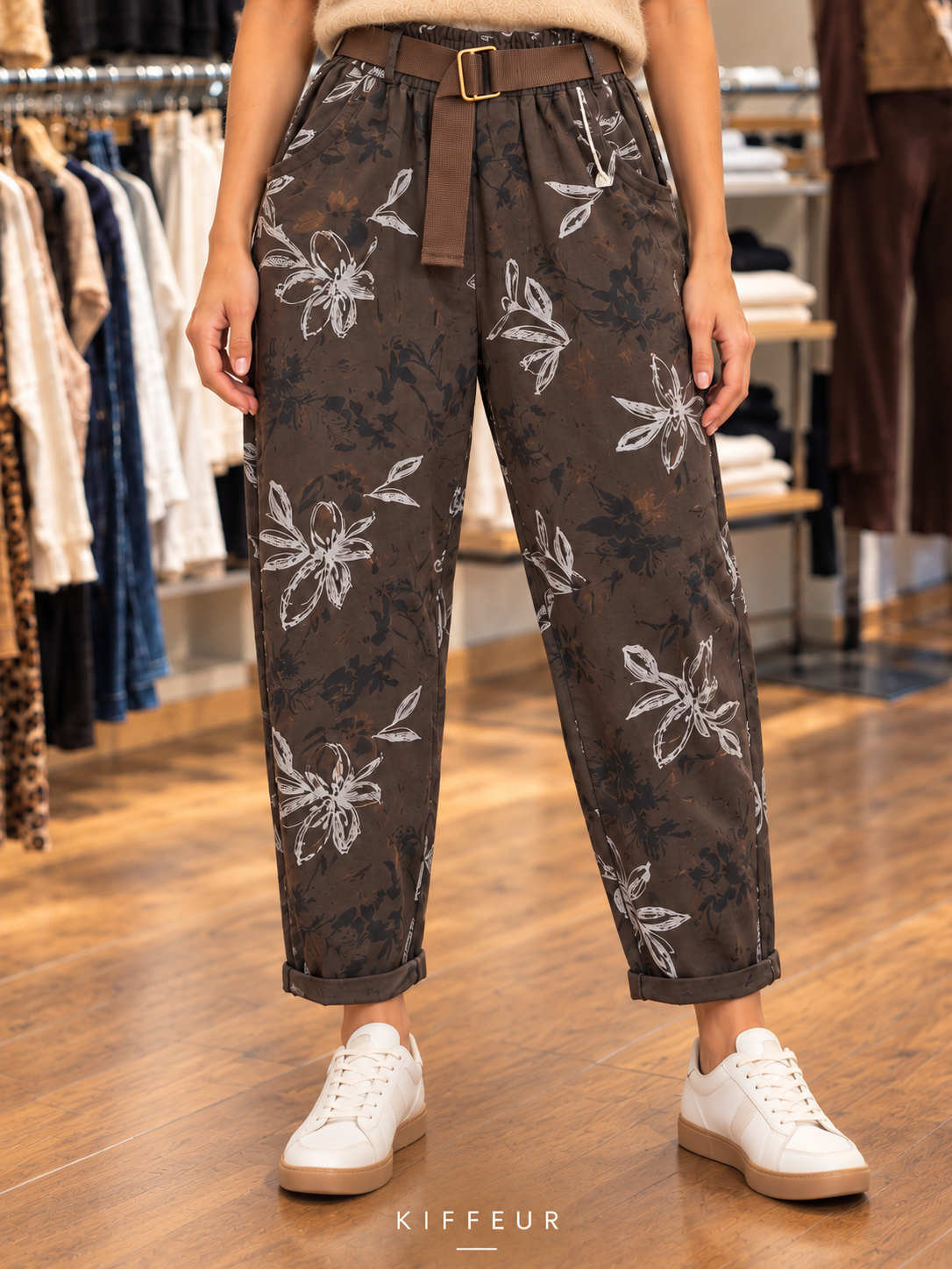 Pantalon fleuri avec ceinture marron gros plan – KIFFEUR