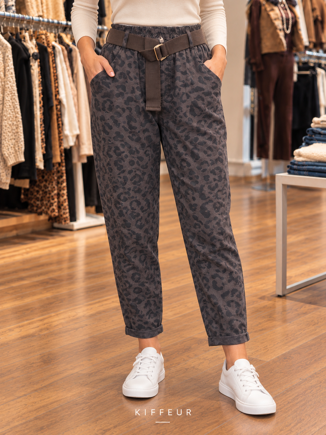 Pantalon léopard à ceinture anthracite face porté en boutique KIFFEUR