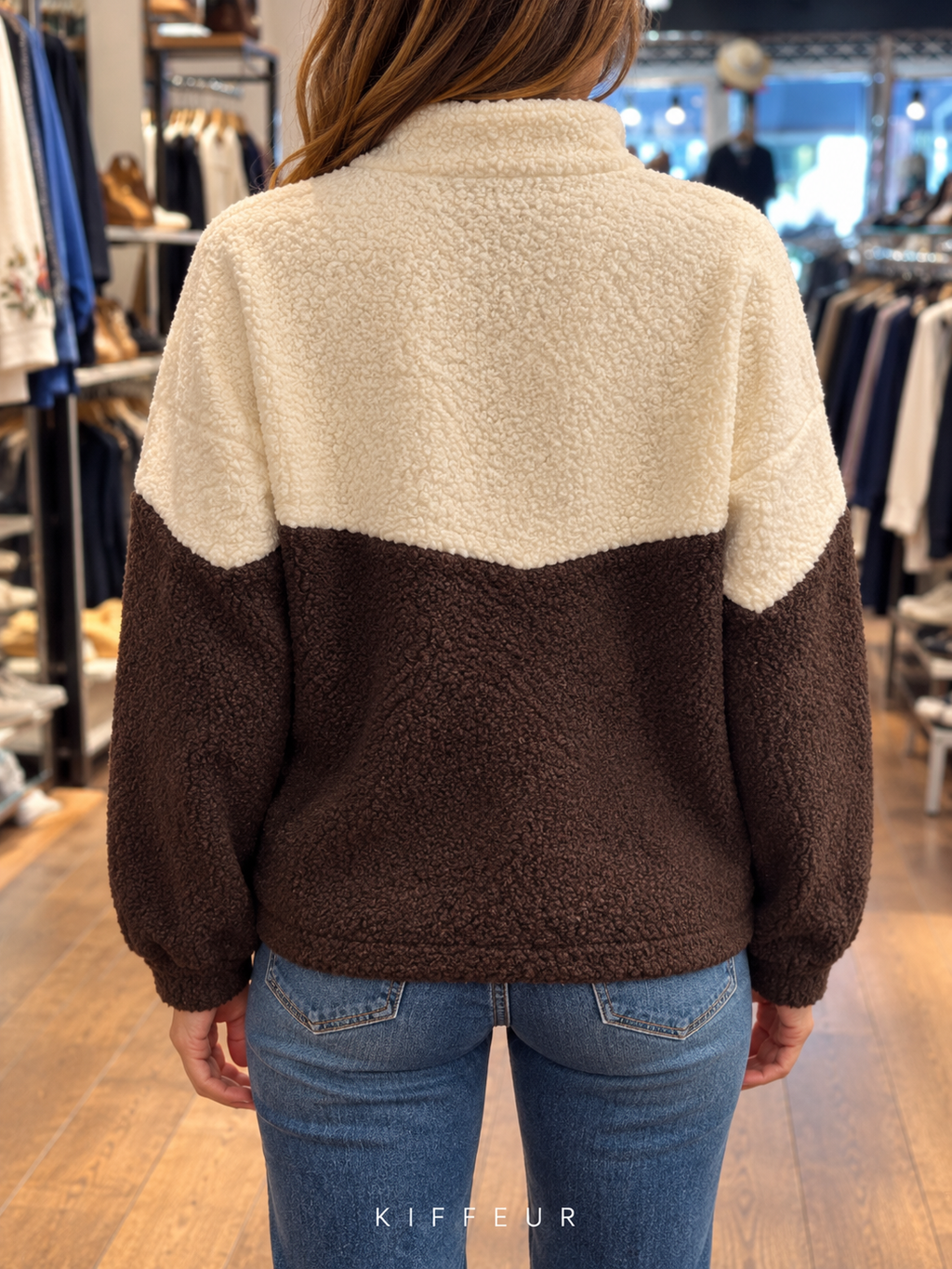 Pull bouclé écru et marron à col montant, porté de dos en boutique KIFFEUR