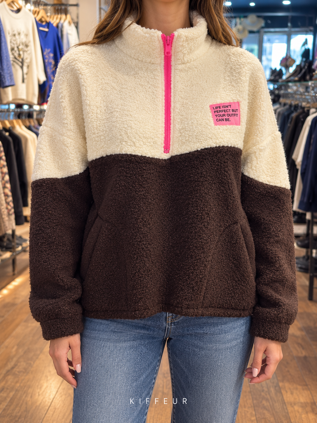 Pull bouclé écru et marron à col zippé rose, porté de face en boutique KIFFEUR