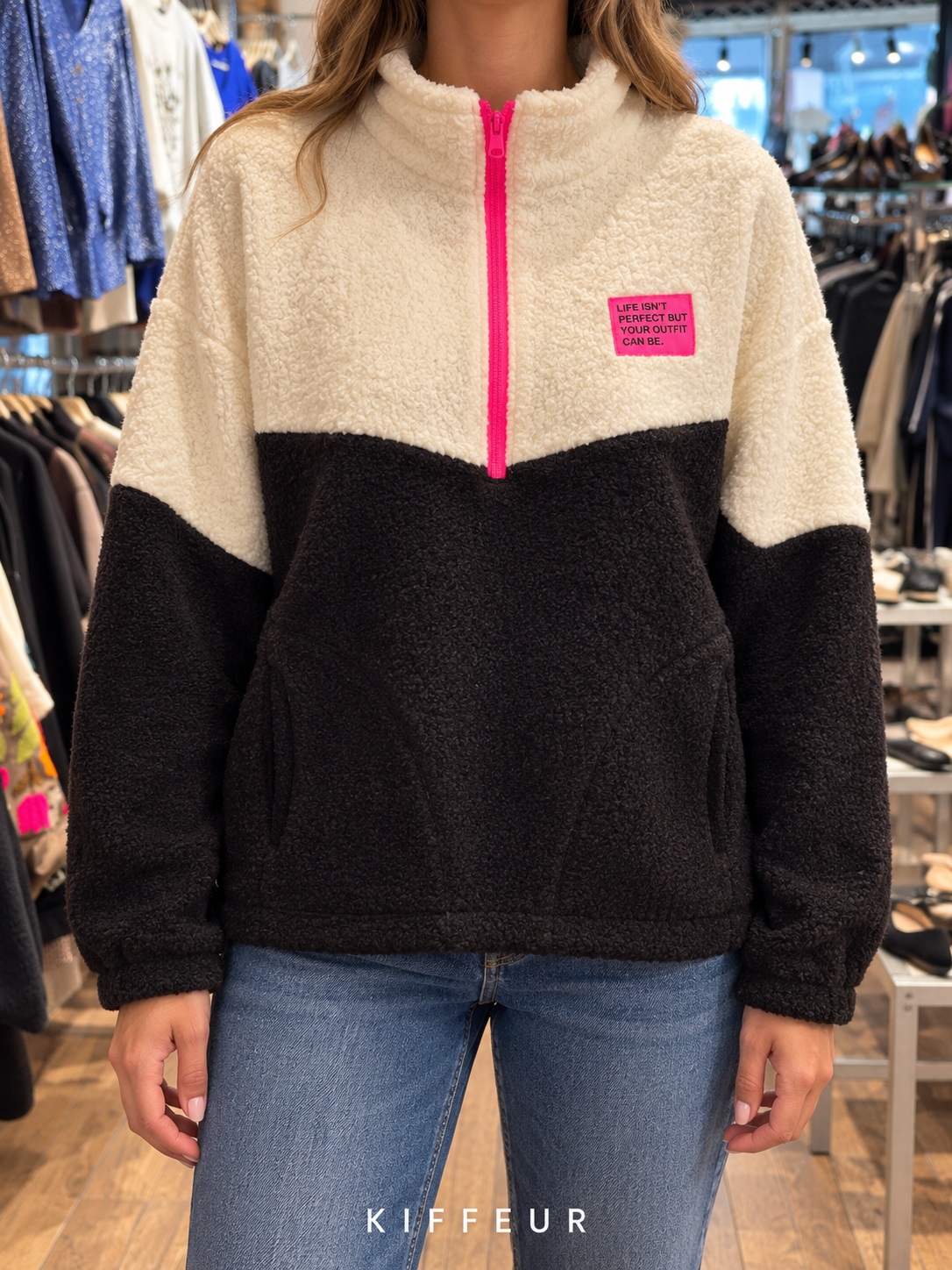 Pull bouclé écru et noir à col zippé rose, porté de face en boutique KIFFEUR