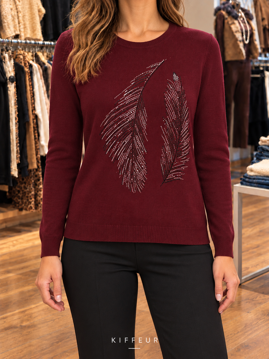 Pull bordeaux à deux plumes en strass porté