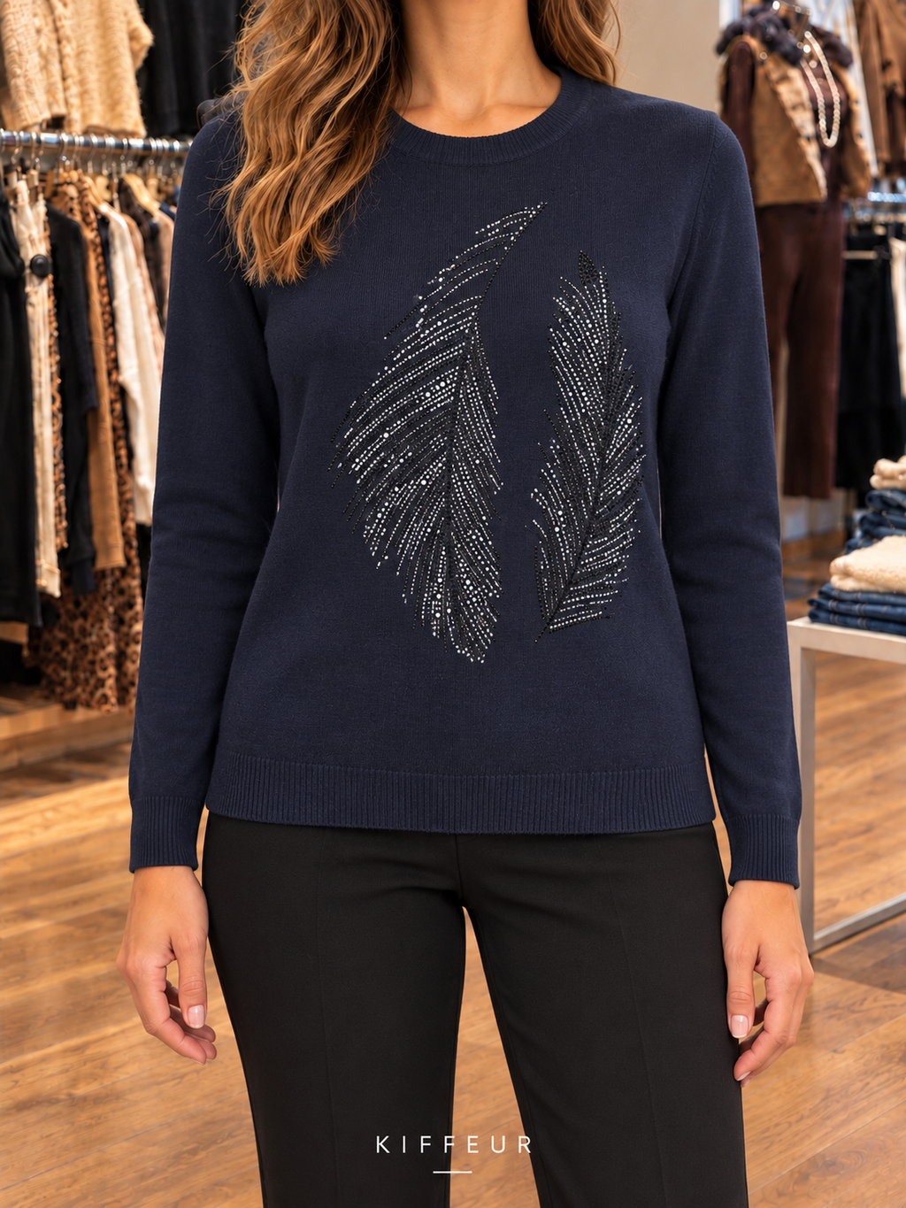 Pull marine à deux plumes en strass porté
