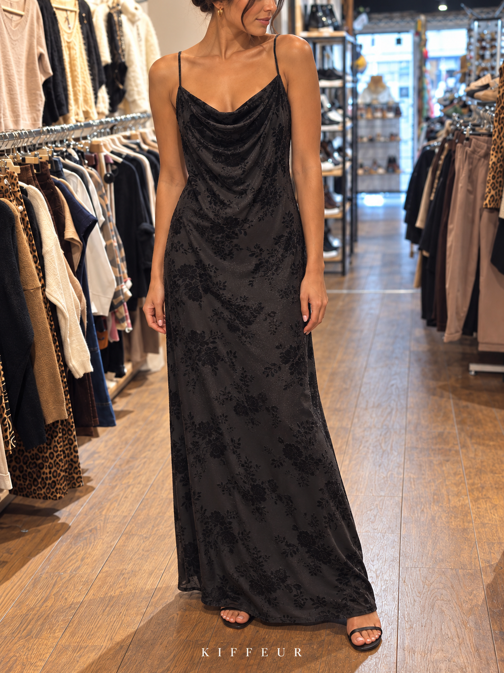 Robe longue fleurie col drapé noir portée – KIFFEUR