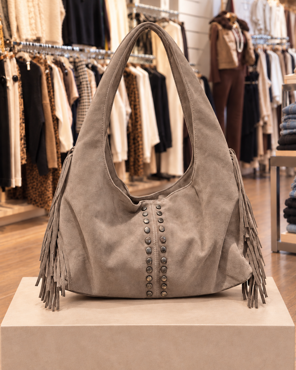 Sac hobo taupe effet suédine à franges et doubles rangées de clous