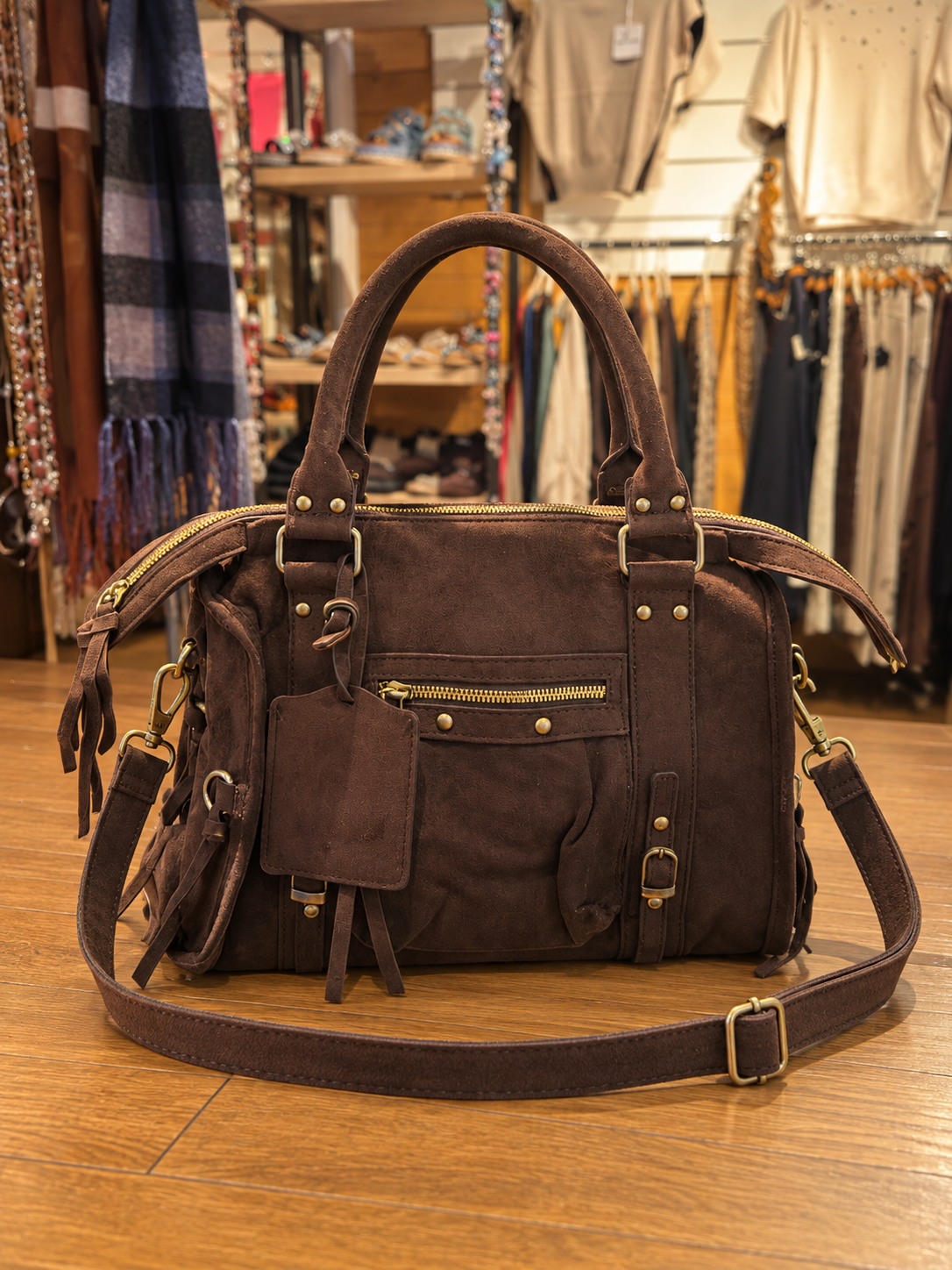 Sac à main effet suédine marron chocolat avec bandoulière – KIFFEUR